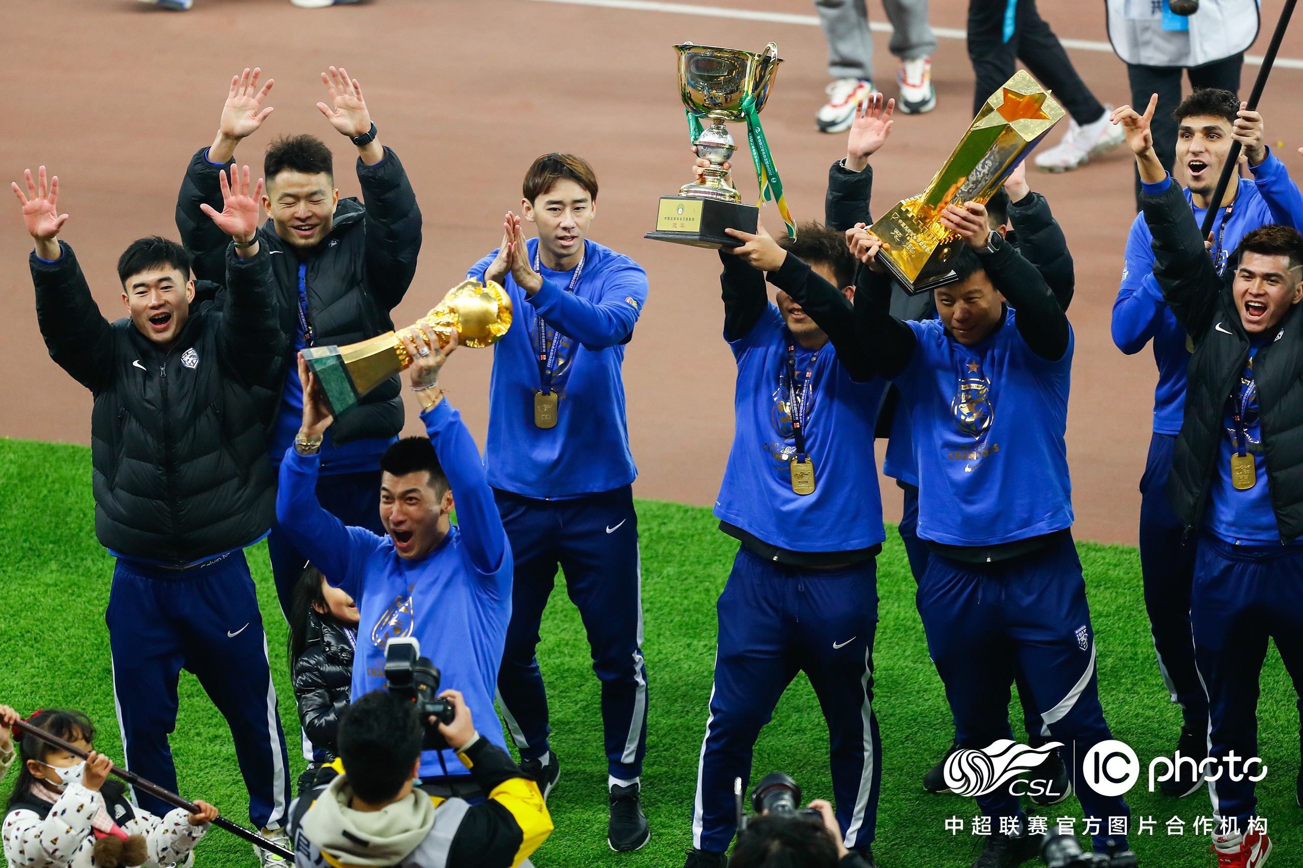 拜仁慕尼黑主场安联球场夜晚-爱游戏网站